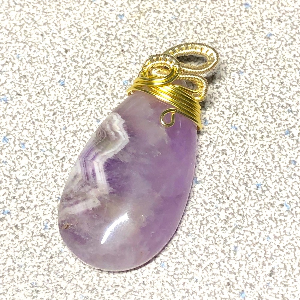 💜Genuine chevron dream amethyst, wire wrapped-free chain included